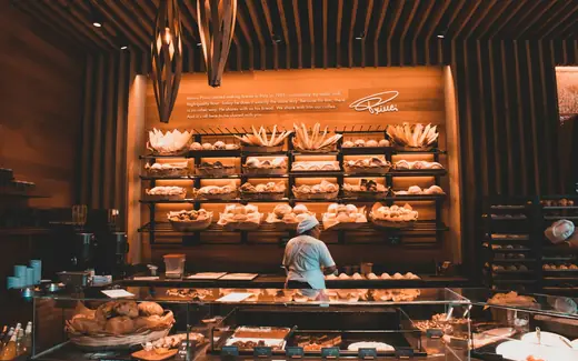 Bakker achter de toonbank vol brood