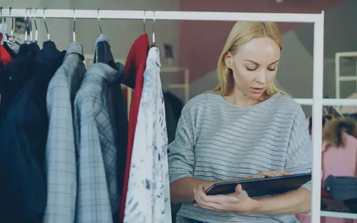Ondernemer in haar kledingwinkel met een tablet