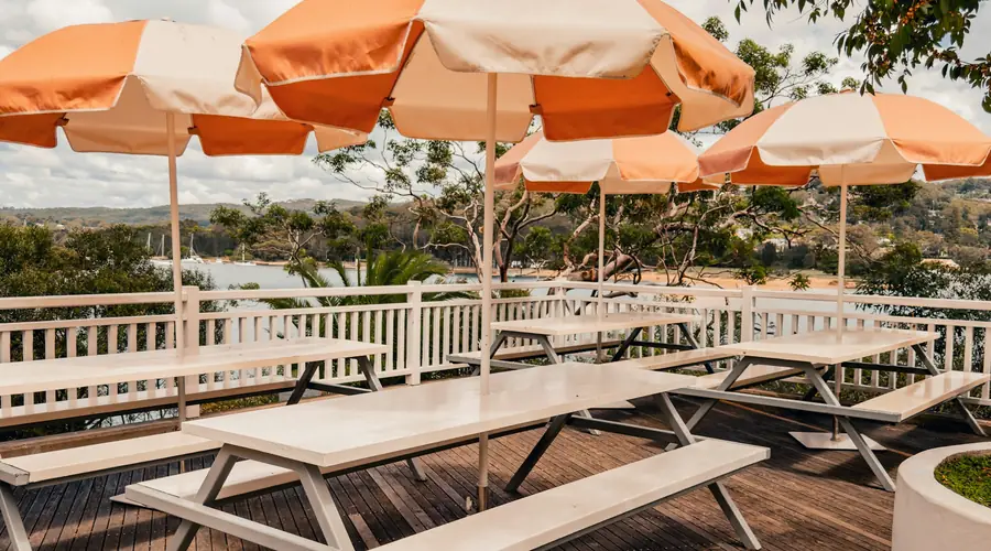 Zonnig terras met oranje parasols